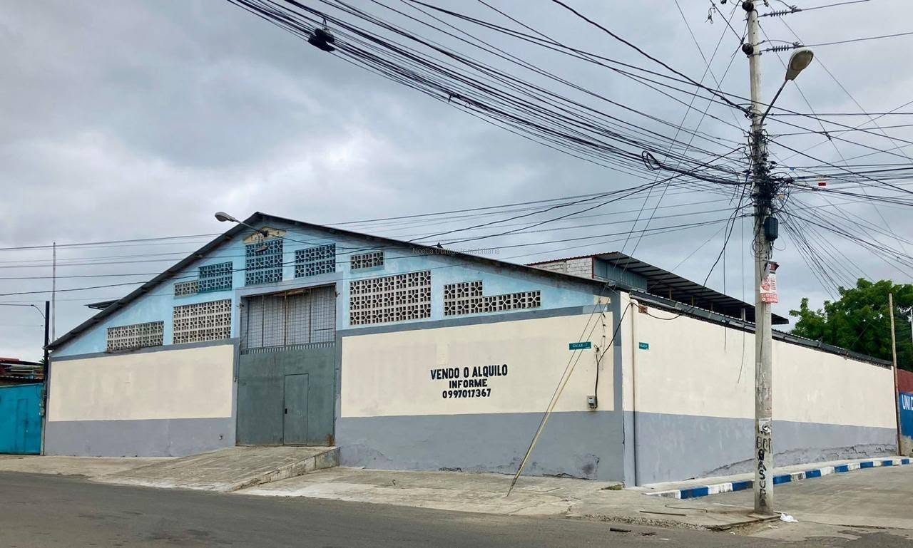 GALPÓN ESQUINERO SECTOR BARRIO JOCAY - MANTA